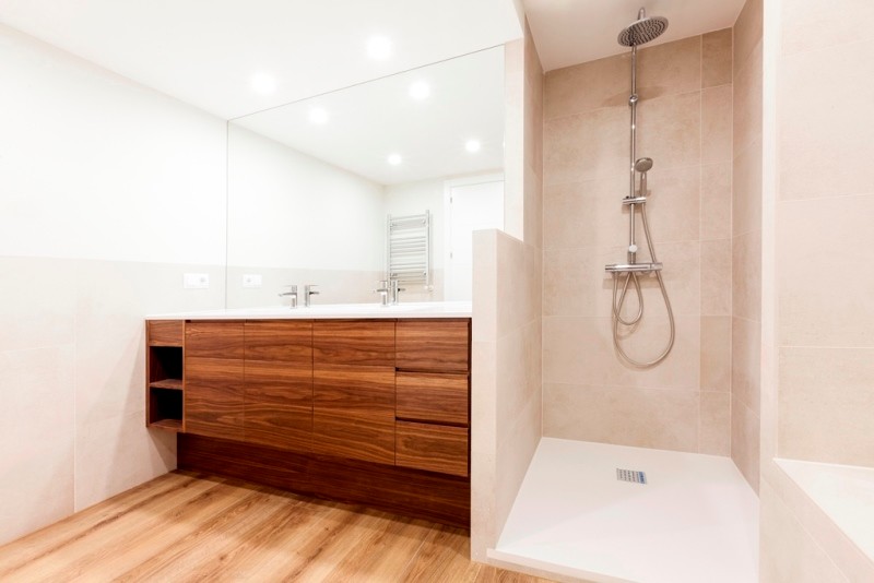 Design ideas for a modern bathroom in Madrid.
