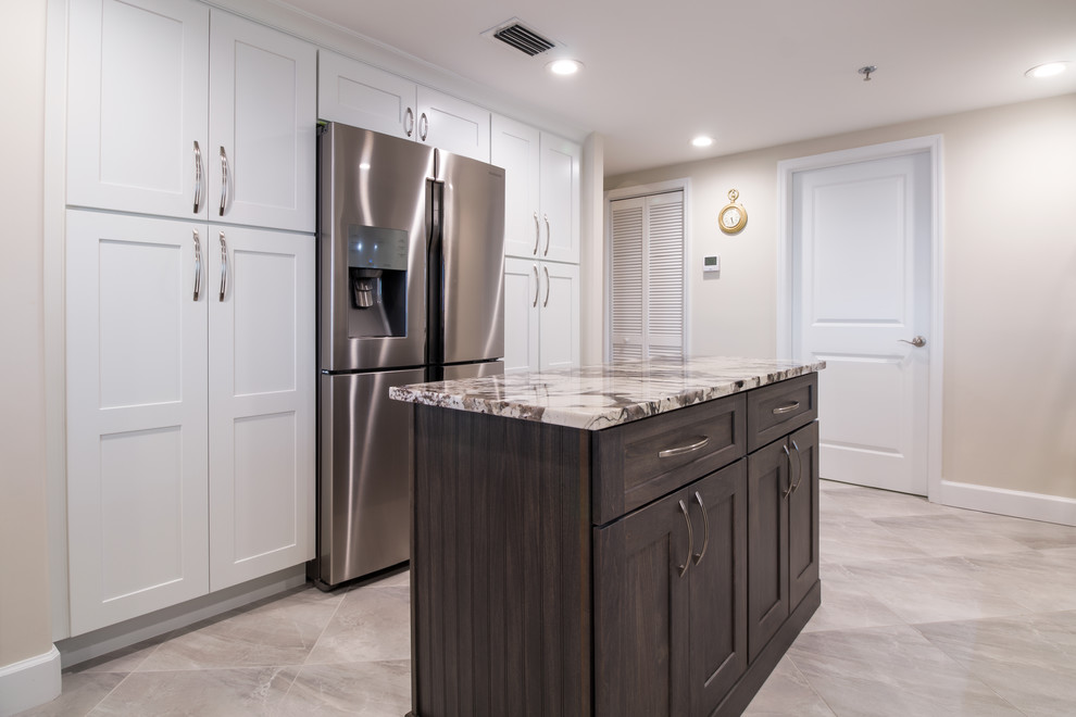 Transitional kitchen photo in Orlando