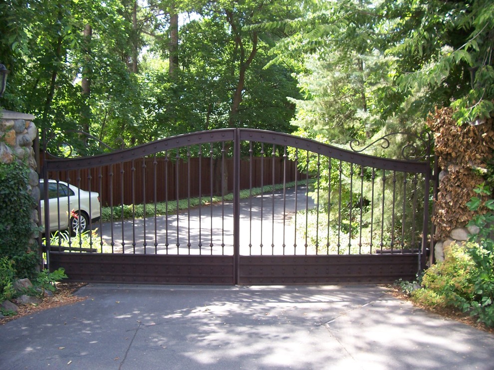Design ideas for a mid-sized traditional full sun front yard stone driveway in Salt Lake City.