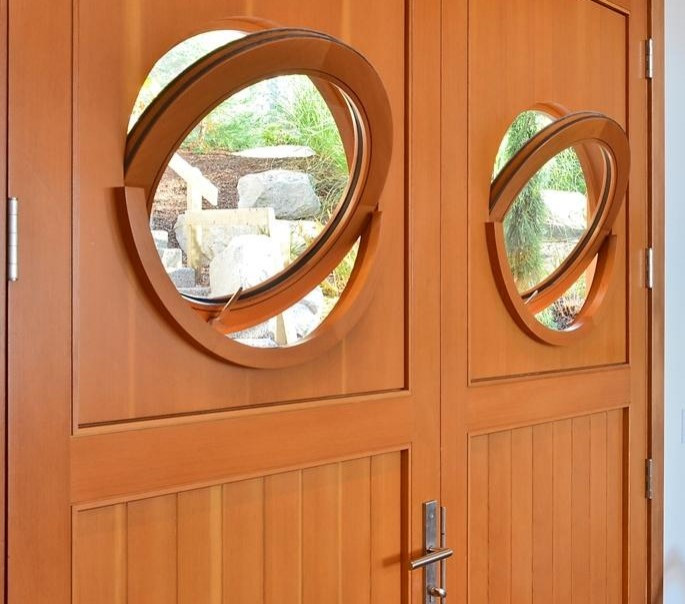 Foto de puerta principal costera pequeña con puerta doble y puerta de madera en tonos medios