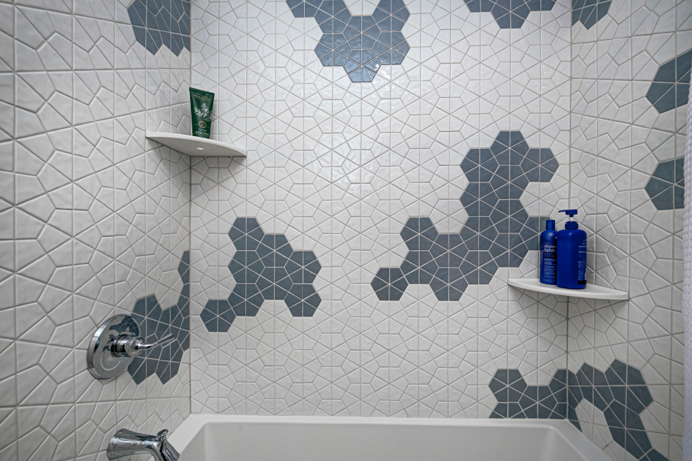 Idee per una stanza da bagno padronale contemporanea con WC monopezzo, vasca ad angolo, doccia ad angolo, piastrelle multicolore, piastrelle a mosaico e pareti multicolore