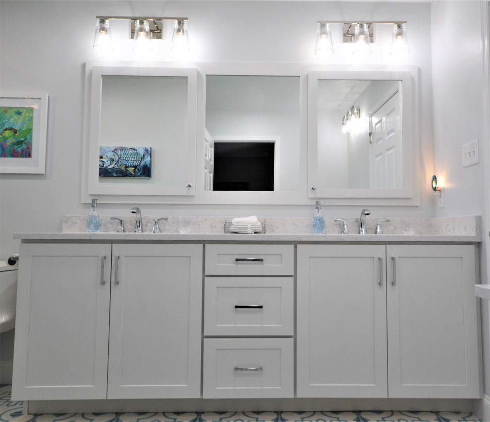 Exempel på ett stort klassiskt vit vitt en-suite badrum, med skåp i shakerstil, vita skåp, en hörndusch, en toalettstol med hel cisternkåpa, grön kakel, cementkakel, vita väggar, linoleumgolv, ett undermonterad handfat, bänkskiva i kvarts, flerfärgat golv och dusch med gångjärnsdörr
