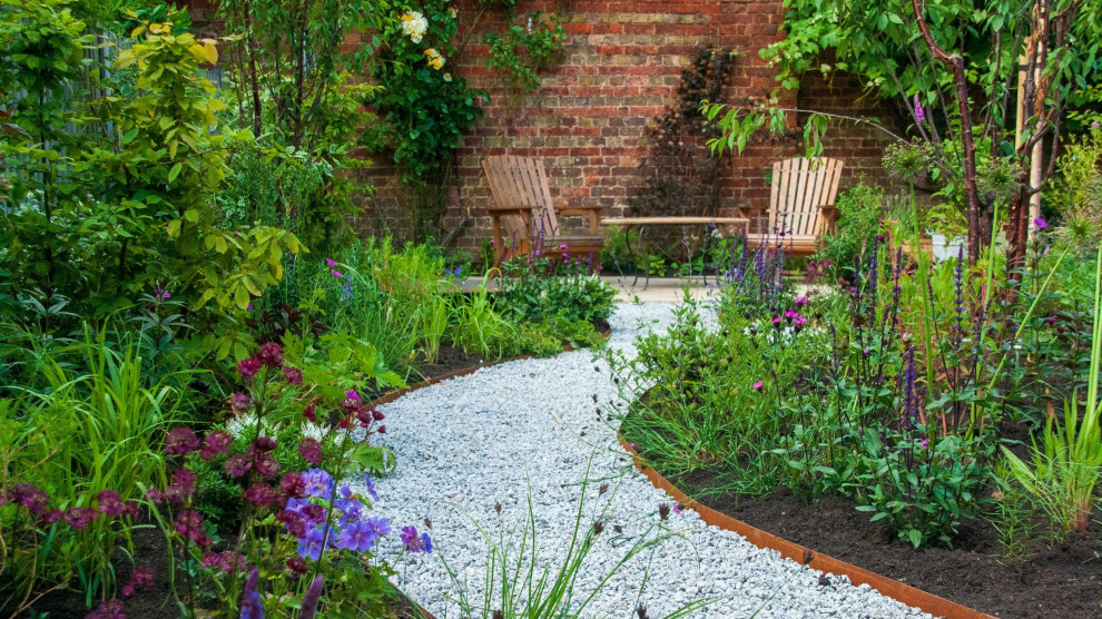 Свежая идея для дизайна: солнечный регулярный сад среднего размера на заднем дворе в современном стиле с клумбами, хорошей освещенностью и покрытием из гальки - отличное фото интерьера