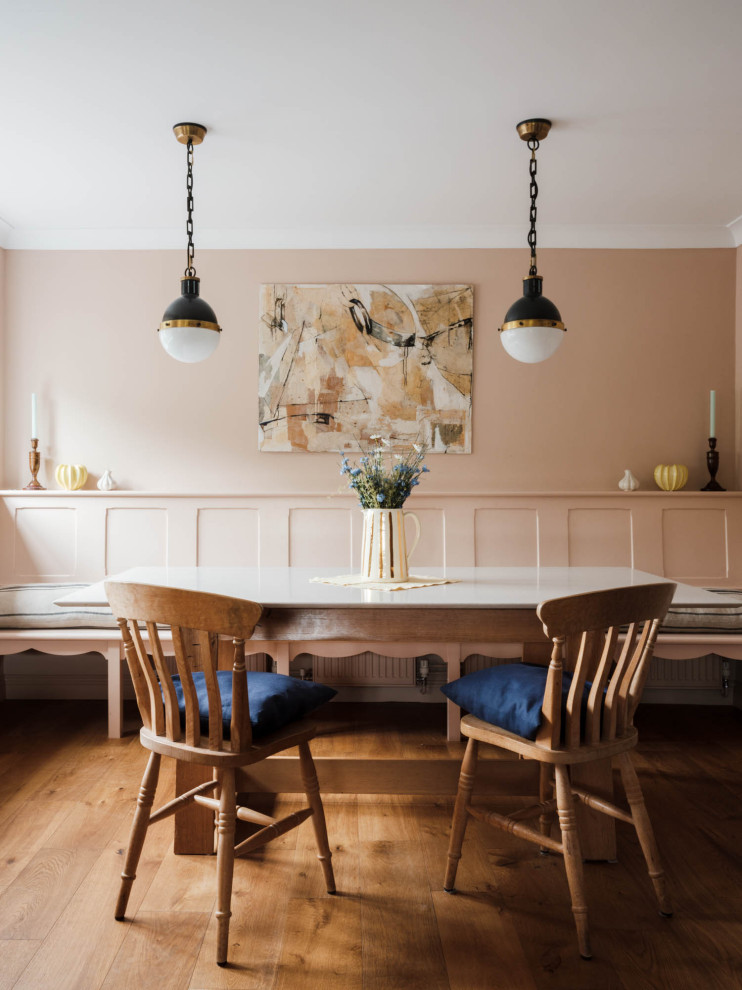 Idée de décoration pour une salle à manger ouverte sur le salon tradition de taille moyenne avec parquet clair, un sol marron et poutres apparentes.