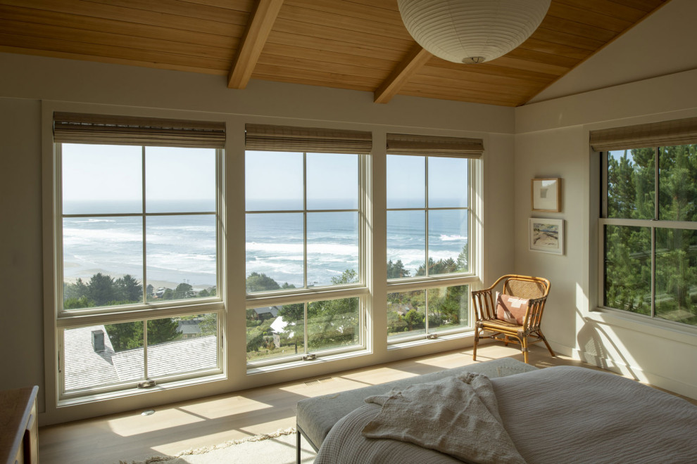 Источник вдохновения для домашнего уюта: спальня в морском стиле с белыми стенами, светлым паркетным полом и деревянным потолком