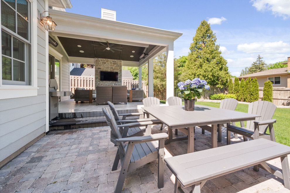 Transitional home design photo in Chicago