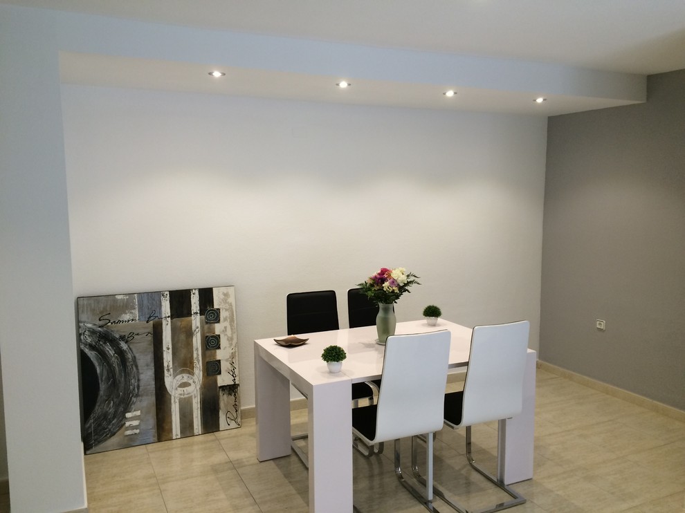 Foto de comedor minimalista de tamaño medio abierto sin chimenea con paredes grises y suelo de baldosas de cerámica