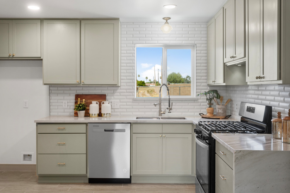 Example of a transitional kitchen design in Phoenix