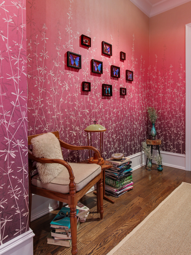 ローリーにある中くらいなエクレクティックスタイルのおしゃれな廊下 (ピンクの壁、濃色無垢フローリング、茶色い床) の写真