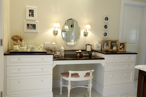 Here's How to Outfit Your Dressing Table