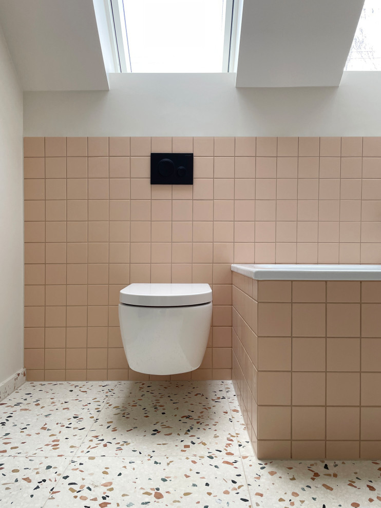 Cette image montre une petite salle de bain minimaliste pour enfant.