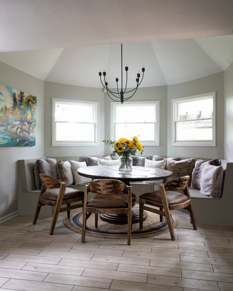 На фото: столовая в стиле неоклассика (современная классика) с с кухонным уголком, серыми стенами, паркетным полом среднего тона, коричневым полом и сводчатым потолком