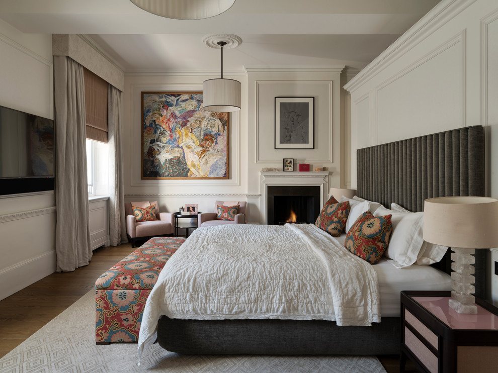 Großes Klassisches Hauptschlafzimmer mit weißer Wandfarbe, braunem Holzboden, Kamin, Kaminumrandung aus Holz, eingelassener Decke und Wandpaneelen in London