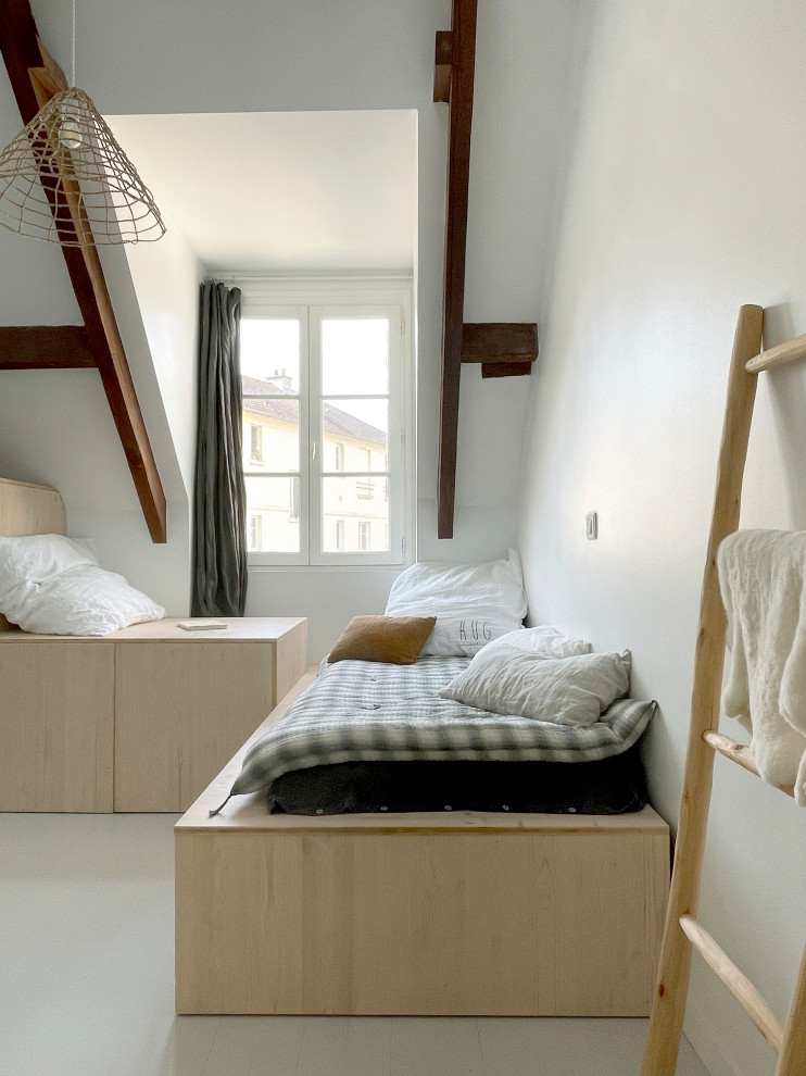 Источник вдохновения для домашнего уюта: спальня среднего размера, в белых тонах с отделкой деревом на антресоли с белыми стенами, деревянным полом, белым полом и балками на потолке