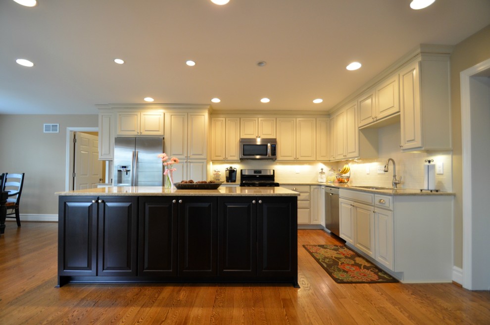 Example of a transitional kitchen design in Cincinnati
