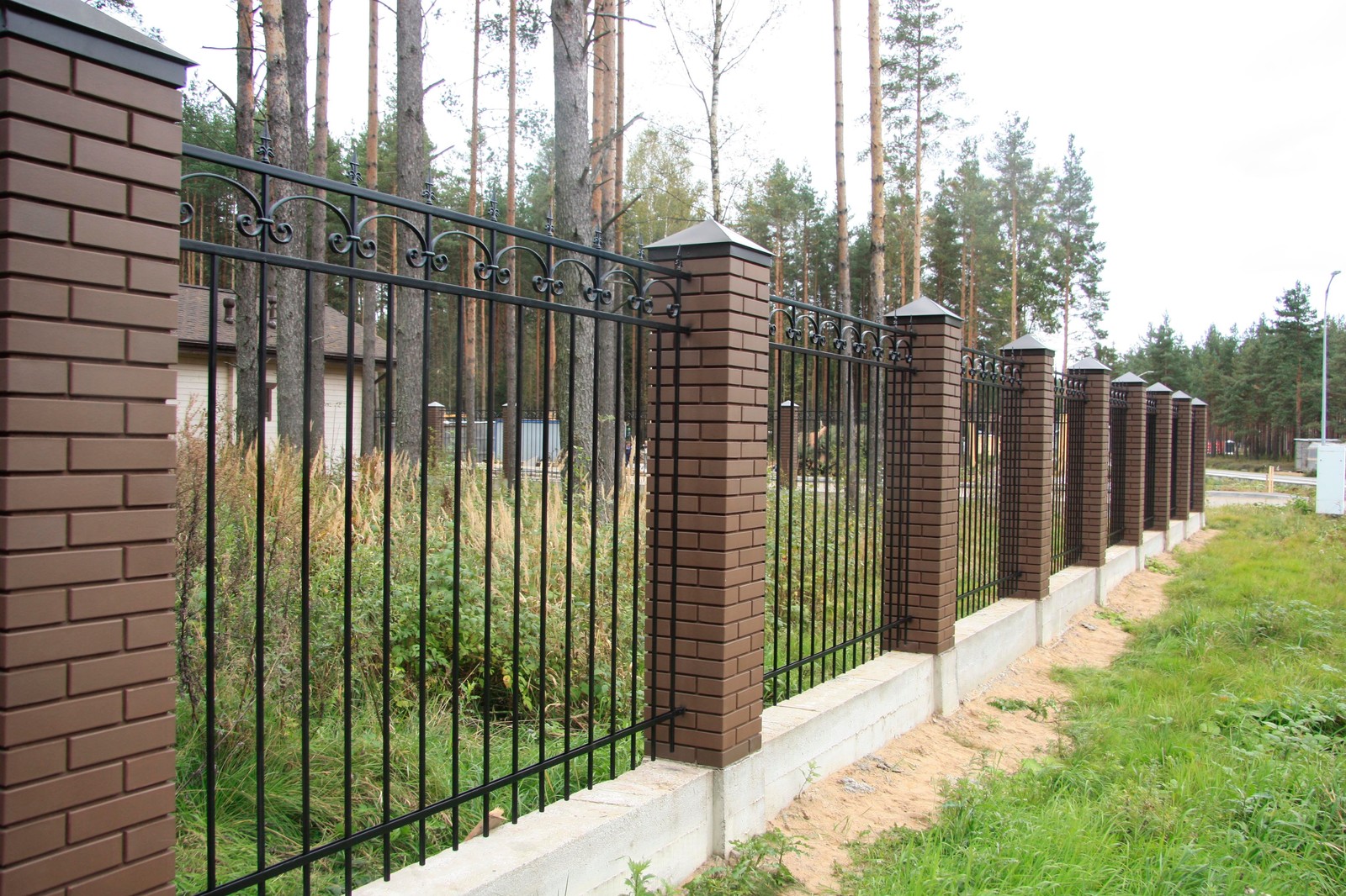 Забор с коваными деталями