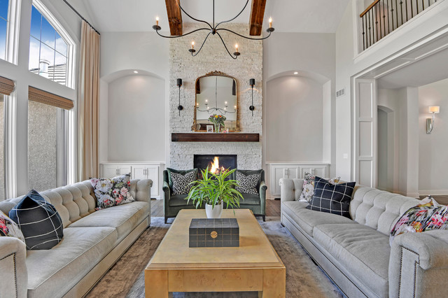 Transitional Living Room nyklassisk-dagligstue