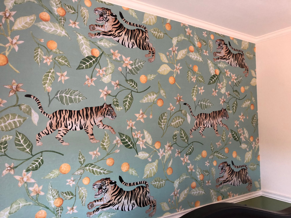 Inspiration for a traditional kids' room in Orange County with wallpaper.