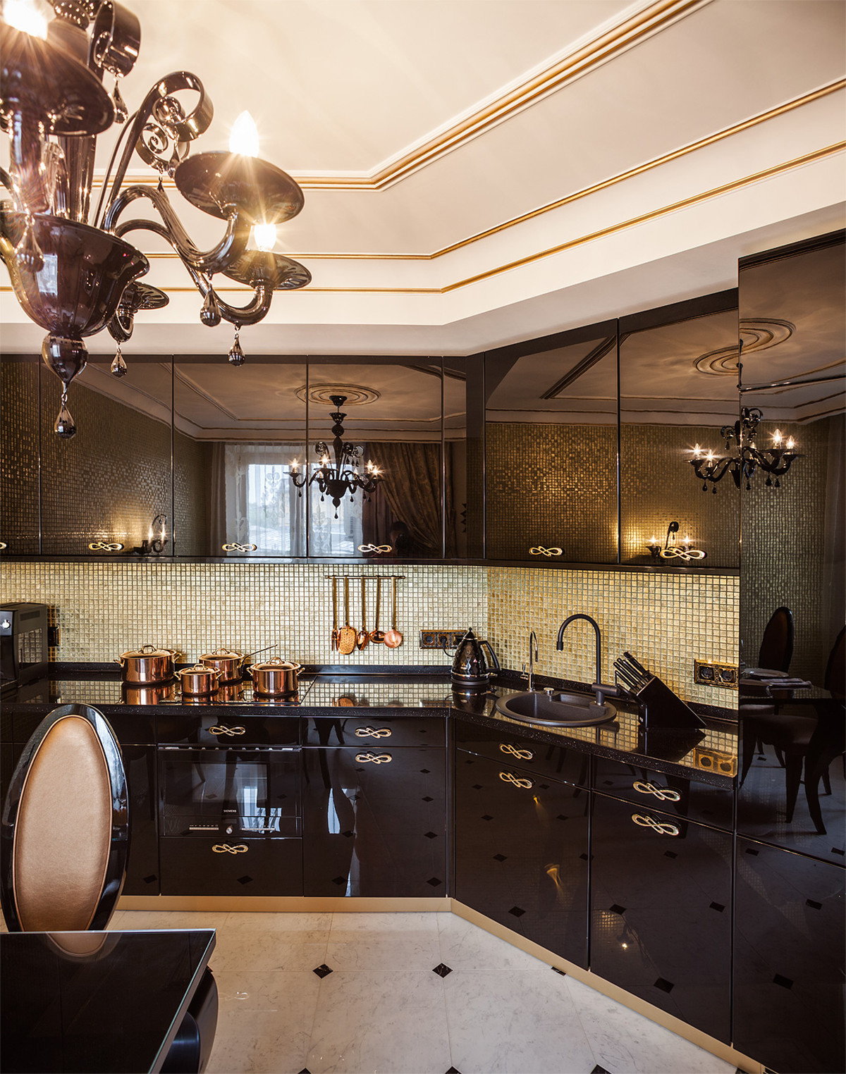 Современная классика с элементами Ар-деко.