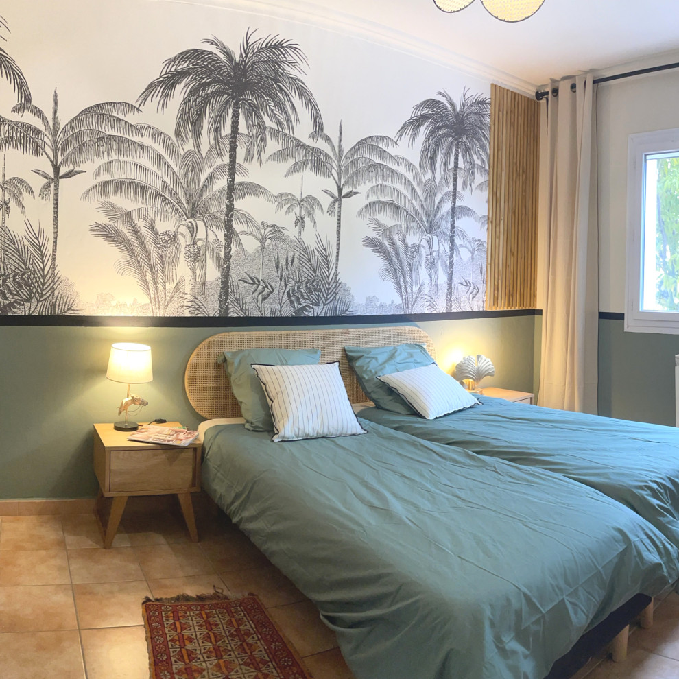 Aménagement d'une petite chambre d'amis blanche et bois contemporaine avec un mur vert et du papier peint.