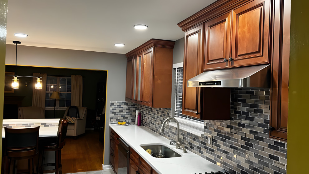 Idee per una cucina moderna di medie dimensioni con ante in legno bruno, elettrodomestici in acciaio inossidabile, pavimento bianco, top bianco e soffitto in legno