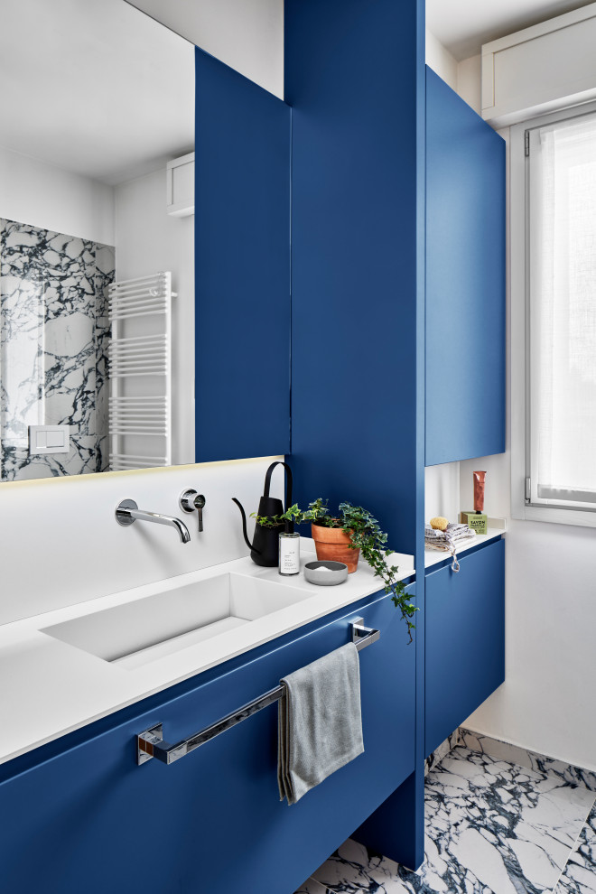 Пример оригинального дизайна: ванная комната в современном стиле с плоскими фасадами, синими фасадами, душевой комнатой, раздельным унитазом, синей плиткой, керамогранитной плиткой, полом из керамической плитки, накладной раковиной, столешницей из искусственного камня, синим полом, белой столешницей, тумбой под одну раковину и встроенной тумбой