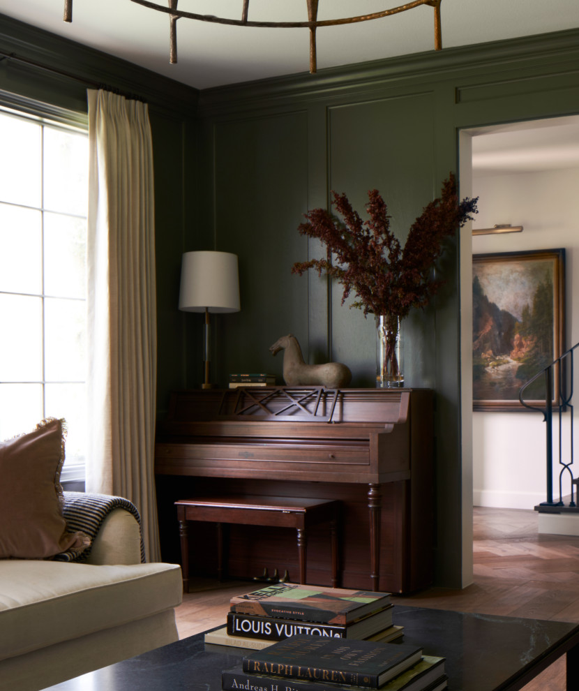 Großes Klassisches Wohnzimmer mit grauer Wandfarbe, braunem Holzboden, TV-Wand und Wandpaneelen in Austin