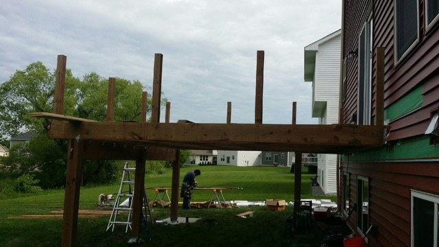 Otsego Composite Deck contemporaneo-terraza-y-balcon