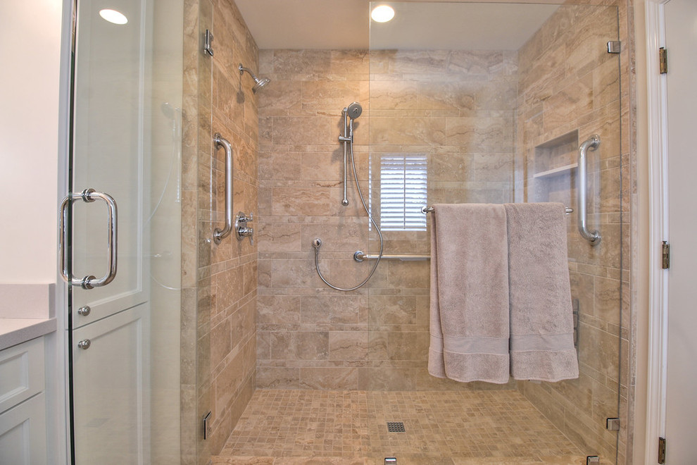 Cette image montre une salle de bain principale traditionnelle avec un placard à porte shaker, des portes de placard blanches, une douche double, un carrelage marron, des carreaux de porcelaine, un mur beige, un sol en carrelage de porcelaine, un lavabo posé et un plan de toilette en quartz.