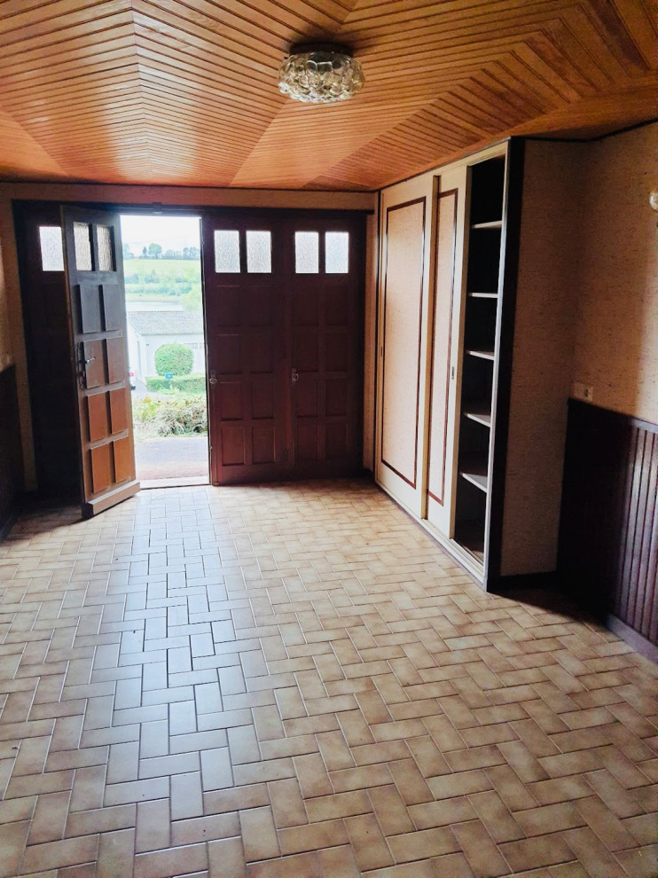 Mid-sized midcentury gender-neutral kids' bedroom in Dijon with orange walls, ceramic floors, brown floor, timber and wallpaper.