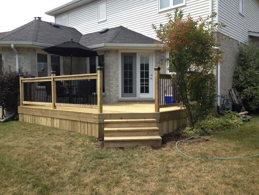 Mountain style deck photo in Toronto