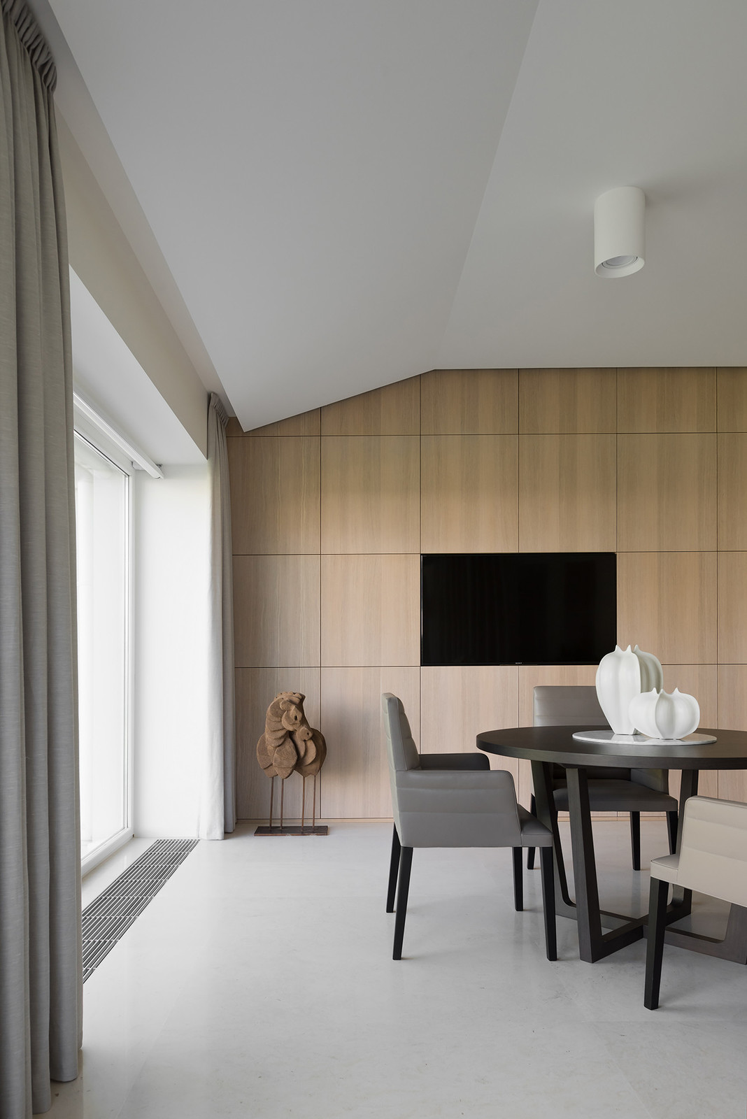 Интерьеры загородного дома в поселке Монтевиль