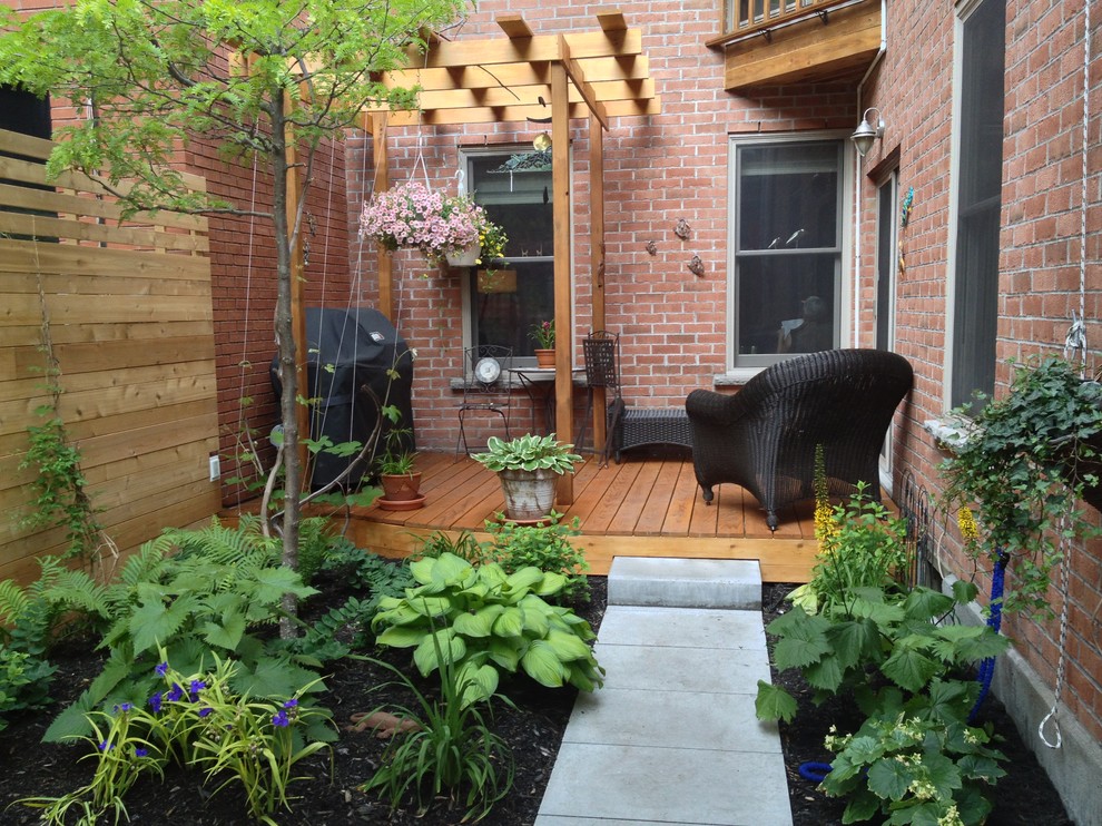 Inspiration for a contemporary patio in Montreal.