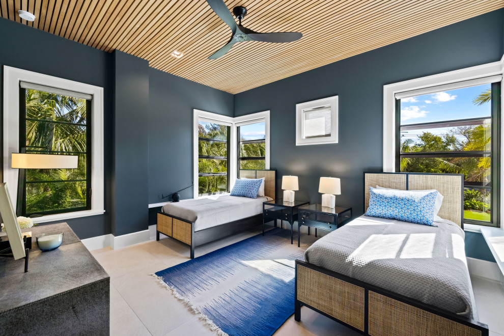 На фото: спальня среднего размера в современном стиле с синими стенами, полом из керамической плитки, бежевым полом и деревянным потолком