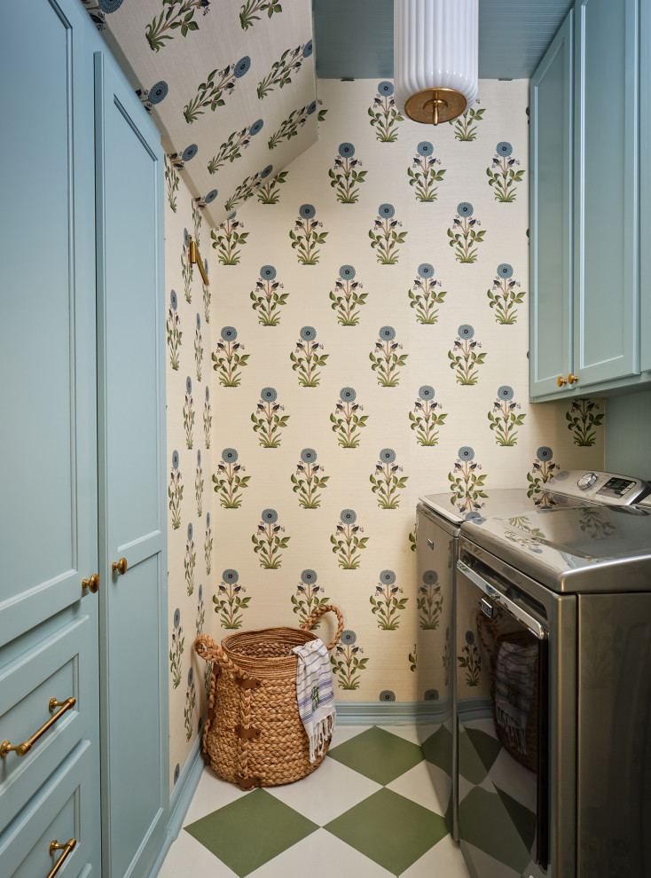 Kleiner Klassischer Hauswirtschaftsraum mit Schrankfronten mit vertiefter Füllung, blauen Schränken, bunten Wänden, Waschmaschine und Trockner nebeneinander und Tapetenwänden in Austin