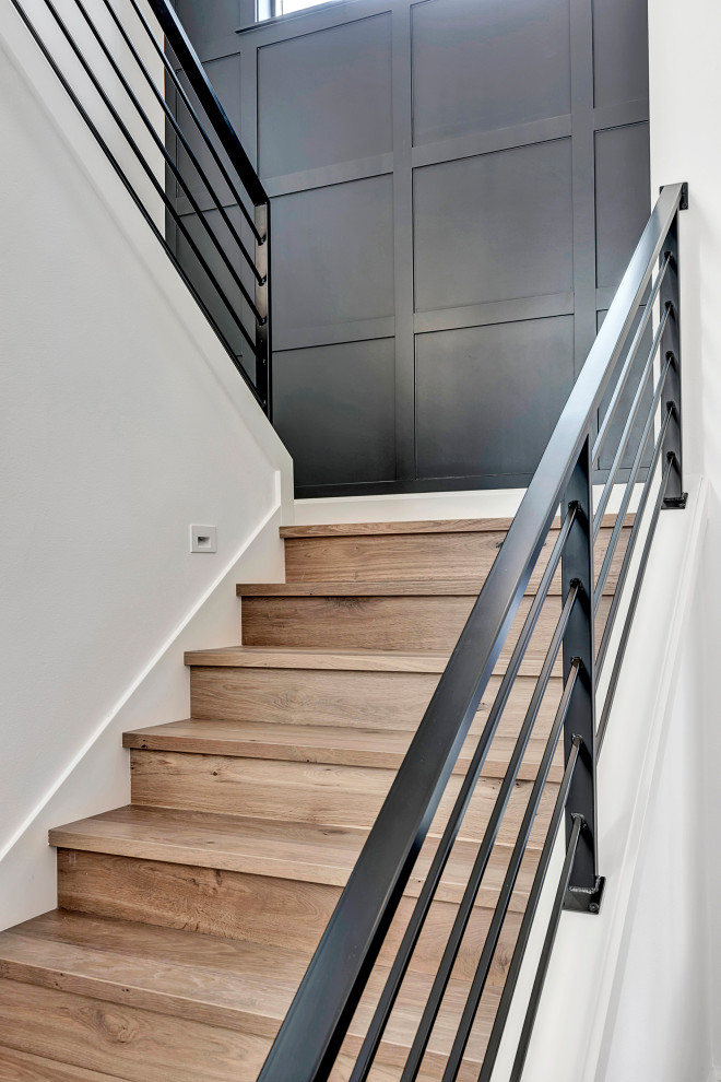 Пример оригинального дизайна: п-образная деревянная лестница в стиле кантри с деревянными ступенями, металлическими перилами и панелями на стенах