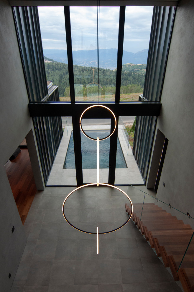 Idee per una scala sospesa minimalista con pedata in legno, alzata in legno e parapetto in vetro