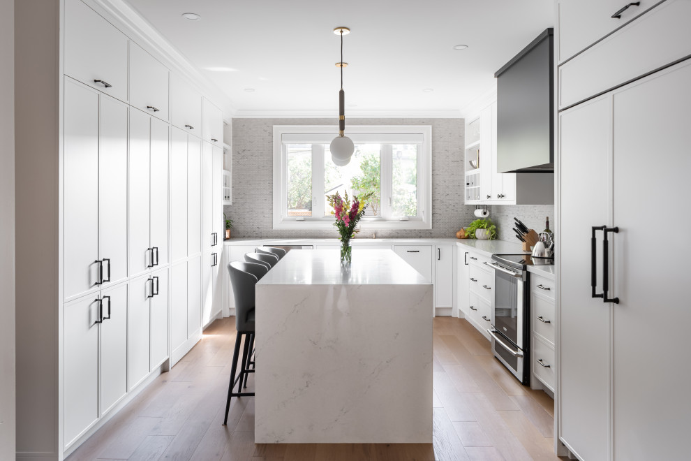 Transitional kitchen photo in Toronto