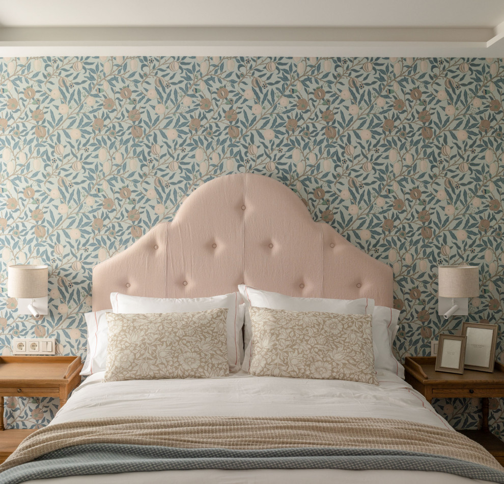 Ejemplo de dormitorio principal tradicional renovado grande sin chimenea con paredes azules, suelo laminado, papel pintado y bandeja