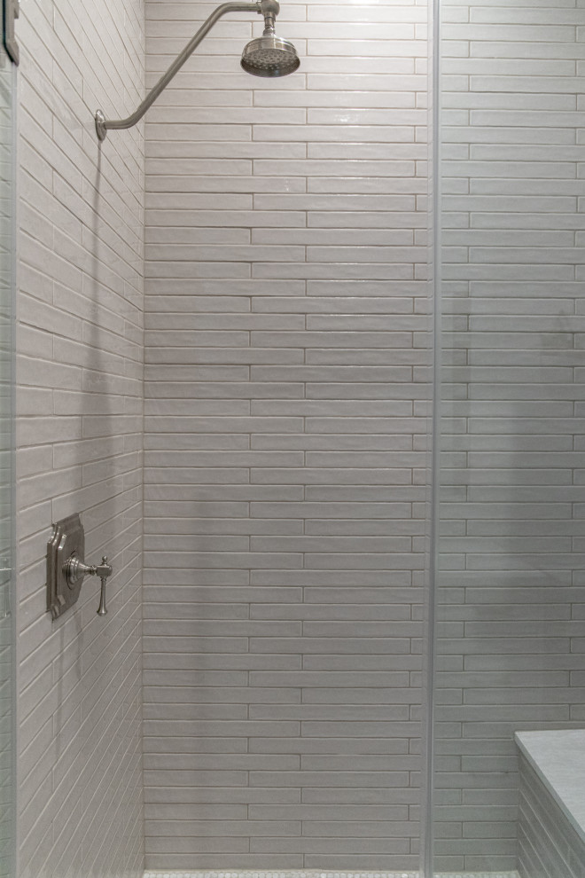 На фото: ванная комната среднего размера в стиле кантри с душем в нише, серой плиткой, керамогранитной плиткой, полом из мозаичной плитки, душевой кабиной и душем с распашными дверями