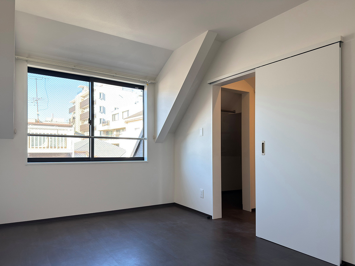 ３階（屋根裏）寝室から引戸の奥にウォークインクロゼットを望む