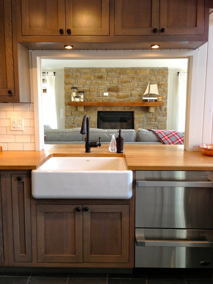 This is an example of a country kitchen in Indianapolis.