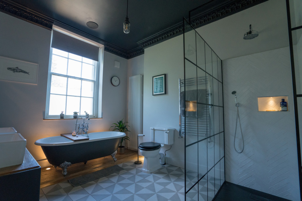 Exempel på ett stort klassiskt brun brunt badrum för barn, med släta luckor, blå skåp, ett fristående badkar, en öppen dusch, vita väggar, klinkergolv i keramik, träbänkskiva, brunt golv, med dusch som är öppen och en toalettstol med separat cisternkåpa