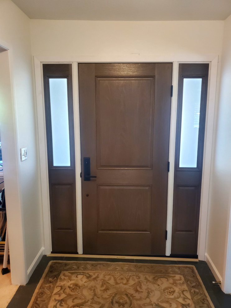 Idee per una porta d'ingresso classica di medie dimensioni con pareti bianche, moquette, una porta singola e una porta in legno bruno