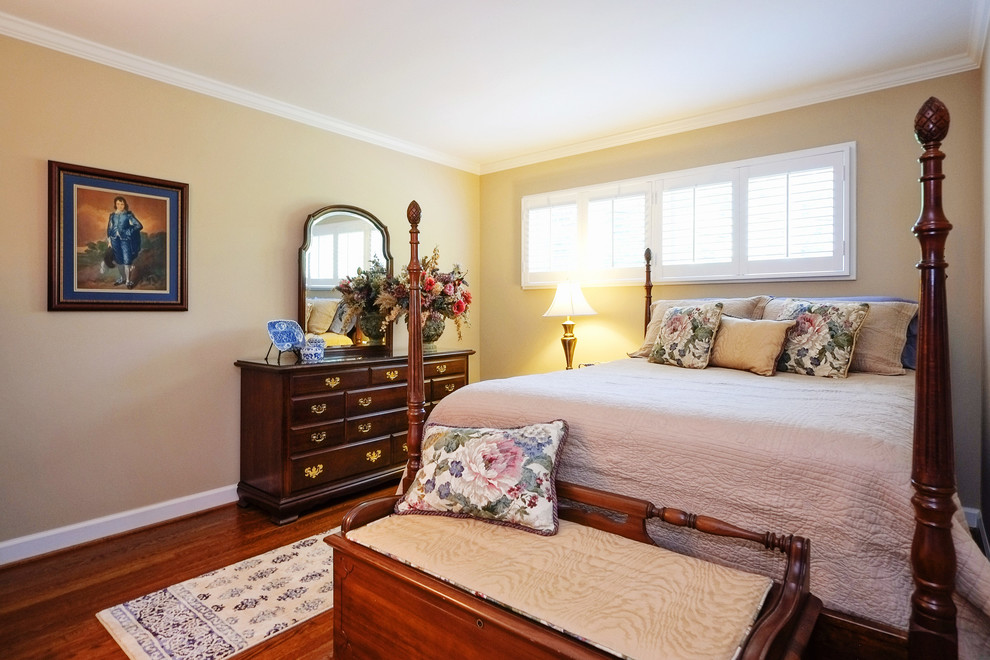 Home design - large transitional home design idea
