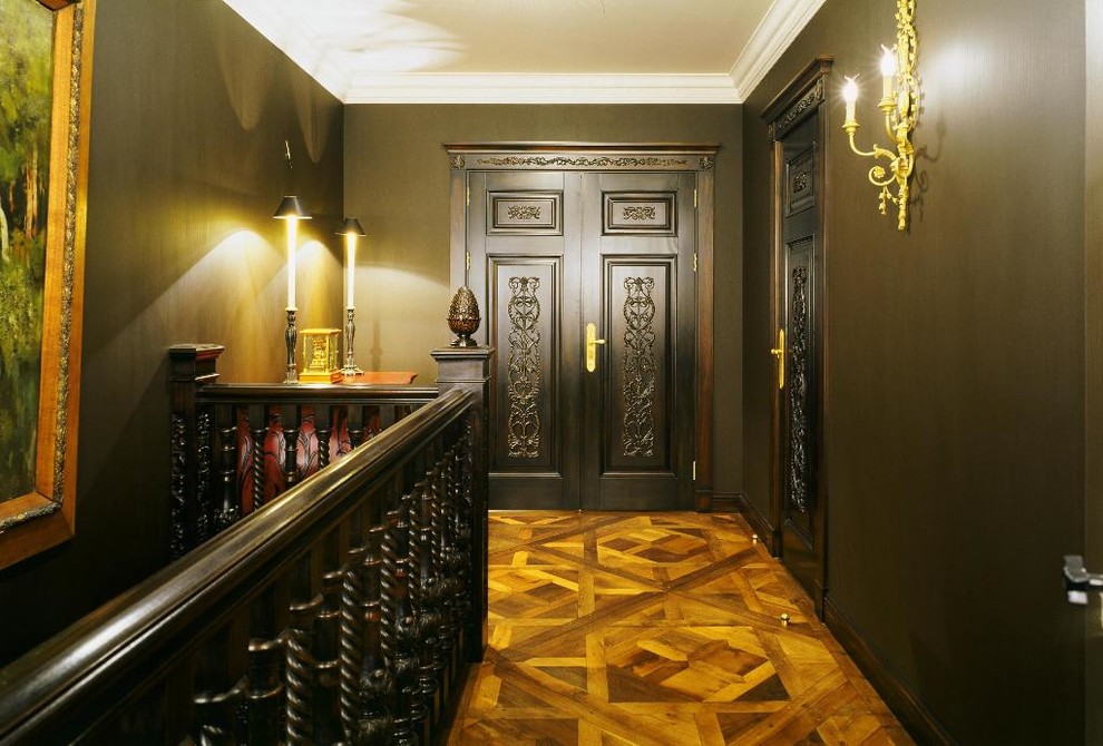 Inspiration for a traditional hallway in Moscow.