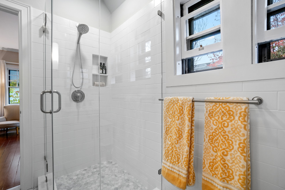 На фото: маленькая главная ванная комната в классическом стиле с фасадами в стиле шейкер, серыми фасадами, угловым душем, биде, белой плиткой, керамической плиткой, серыми стенами, мраморным полом, врезной раковиной, столешницей из искусственного кварца, разноцветным полом, душем с распашными дверями, белой столешницей, нишей, тумбой под две раковины и напольной тумбой для на участке и в саду