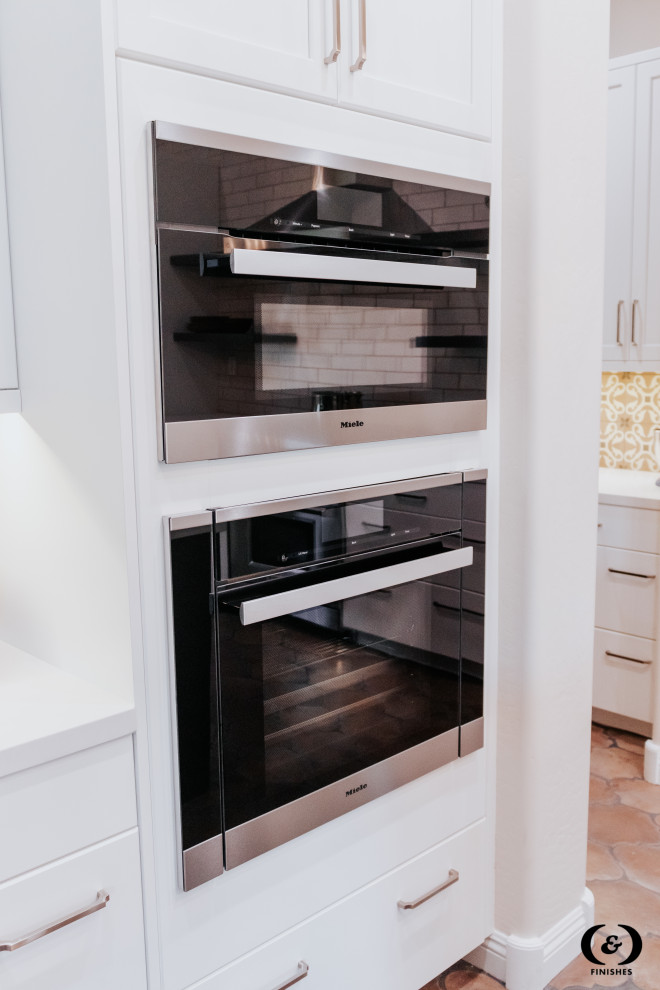 Transitional home design photo in Phoenix