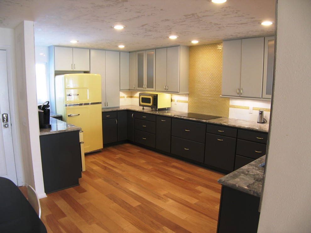 Kitchen - 1950s kitchen idea in Tampa