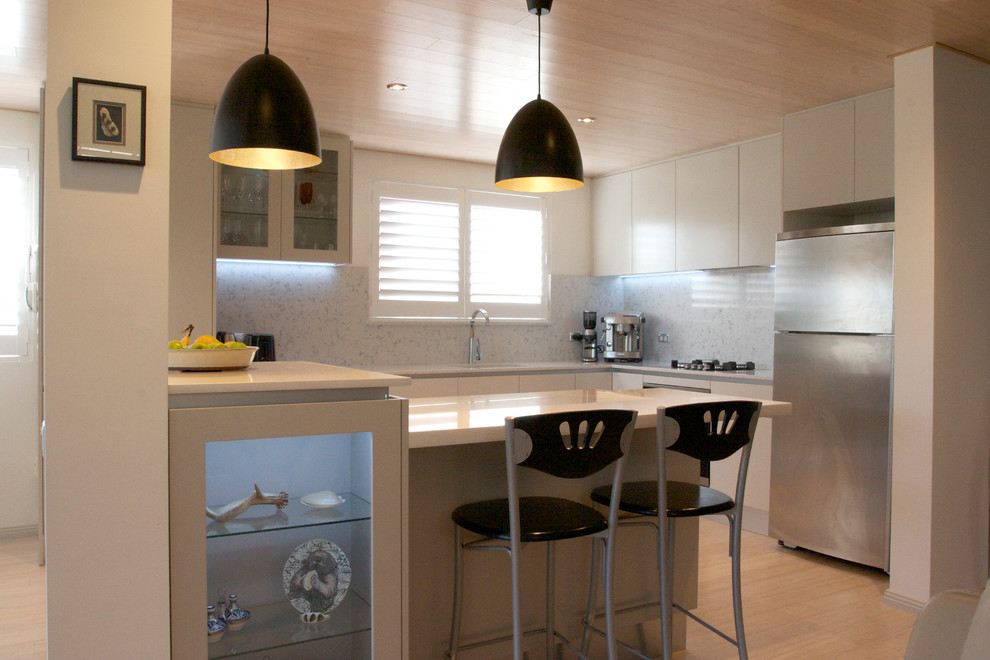 This is an example of a contemporary kitchen in Sydney.